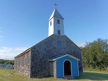 Chelín es una isla próxima Castro, cuyo nombre que significaría "cerro pequeño" no hace justicia a la belleza de su entorno. Capilla Huecho Chelin,(Alto Chelín), 2023, en la isla Chelín, Chiloé, Chile