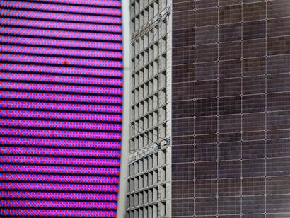 Carlo D’Orta, Parigi Defence #11, 2013, impression flatbed UV sur plexiglas, aluminium, 160 x 210 cm, 
tirage, édition 3, courtesy Romberg 
