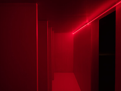 Lucio Fontana, Ambiente spaziale a luce rossa, 1967/2017, veduta dell’installazione in Pirelli HangarBicocca, Milano, 2017. Courtesy Pirelli HangarBicocca, Milano. © Fondazione Lucio Fontana. Foto: Agostino Osio