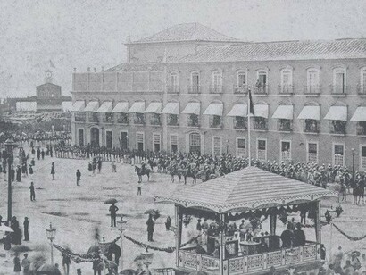 Casamento da princesa Isael no Paço Imperial no Rio de Janeiro, Brasil, 1864. Outro momento histórico que consolidou o simbolismo do Paço foi a assinatura da Lei Áurea em 13 de maio de 1888, pela Princesa Isabel