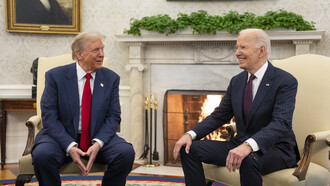 El presidente Joe Biden se reúne con el presidente electo Donald Trump el 13 de noviembre de 2024 en la Sala Oval de la Casa Blanca