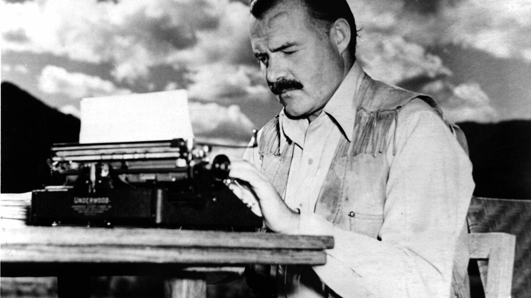 El escritor estadounidense Ernest Hemingway delante de su máquina de escribir