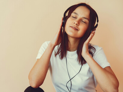 Una chica disfrutando la música que escucha. Las canciones nos acompañan de distintas formas a lo largo de la vida