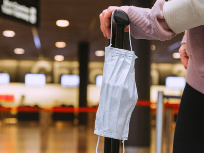 Máscara de proteção contra o vírus da COVID-19 em um cenário de reabertura dos aeroportos no Brasil e no mundo