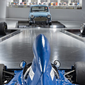 I nemici del Drake. Enzo Ferrari e le scuderie inglesi, vista de la exhibición. Cortesía del Museo Nazionale dell'Automobile 