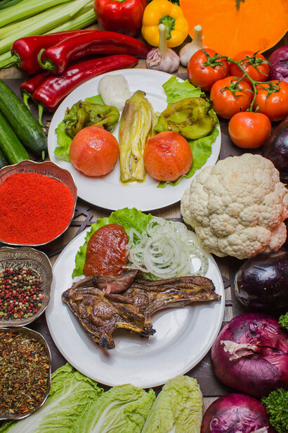 Muchos platos emblemáticos nacieron en contextos sociales específicos y reflejan la capacidad de adaptación de los pueblos