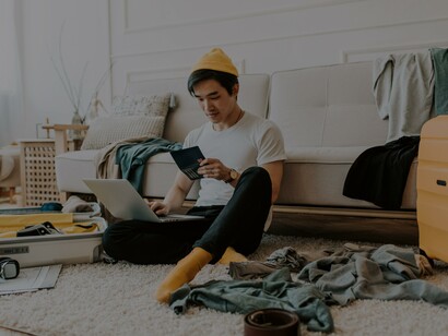 Jovem utiliza o computador para buscar informações