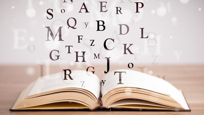 Palabras saliendo de las páginas de un diccionario