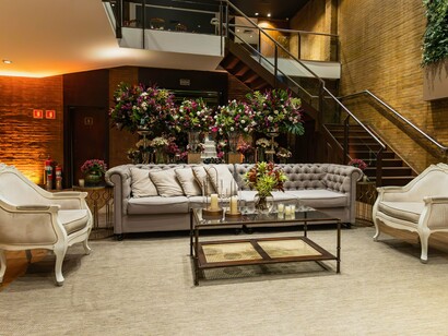 O interior do hotel evidencia o ambiente cuidadosamente planejado para receber seus hóspedes, com espaços amplos e ornamentados. Na história de Ernestine, a transformação do palacete também depende de uma atenção minuciosa aos ambientes que darão personalidade ao novo estabelecimento