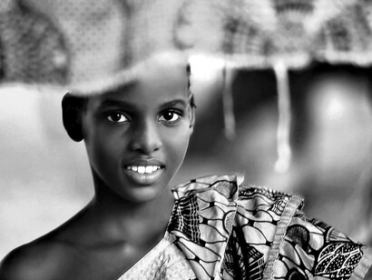 Mali – Ragazza in un mercato. Ph Sergio Pessolano