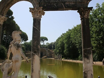 Villa Adriana, Tivoli, Italia, il "Canopo". Attualmente sui bordi di questa vasca sono state ricostruite alcune statue greche ed egizie, come un coccodrillo solitario