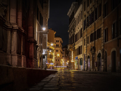 Una calle solitaria en la ciudad de Roma, Italia