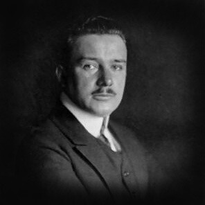 Gerade in diesen Jahren gründete eine Gruppe von Künstlern, unter ihnen Gustav Klimt und Joseph Maria Olbrich, die Vereinigung bildender Künstler Österreichs, die auch als Wiener Secession bekannt wurde und eine wichtige Strömung innerhalb des Wiener Jugendstils darstellte. Bild: Architekt Joseph Maria Olbrich (1867-1908), Aufnahme um 1908