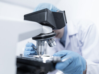 Bêta-galactosidase. L’hydrolyse du lactose, réaction réversible, est catalysée et de fait rendue possible en pratique par une enzyme appelée bêta-galactosidase, notée en abrégé β-G-ase