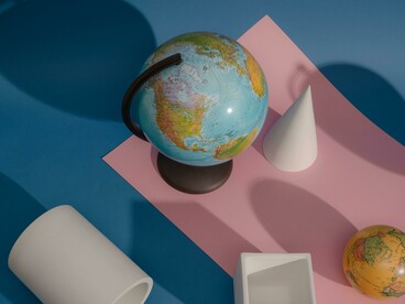 Una composición de esferas terrestres y formas geométricas que simbolizan la estructuración del orden global