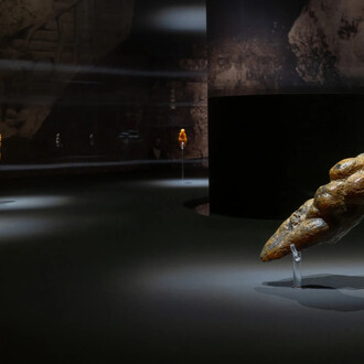 Jeff Koons, Venus Lespugue, exhibition view. Courtesy of Museum of Cycladic Art 