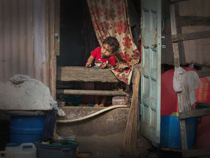 Niño en situación de pobreza en América latina