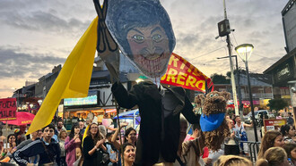 Cartel presente en la Marcha del Orgullo Antifascista y Antirracista del 01 de febrero de 2025, Villa Gessell, Buenos Aires, Argentina. Hay veranos que no terminan con la puesta del sol, sino cuando empieza el desfile de ficciones en la pantalla del celular
