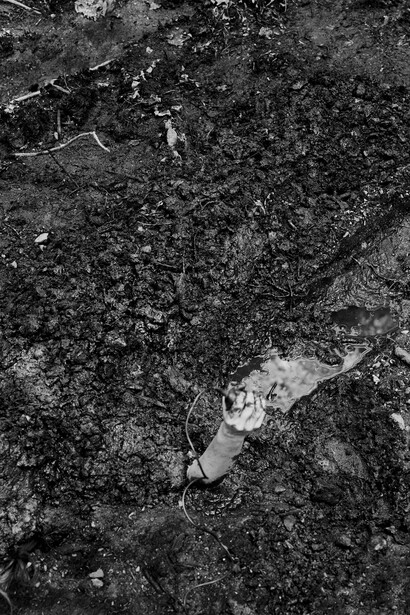 Jenny Calivas, Self-portrait while buried #2, 2021. Courtesy of Yancey Richardson Gallery