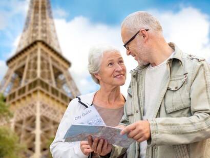 Una pareja de viaje en París