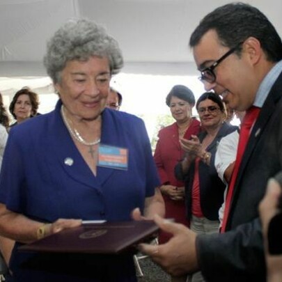 Durante el homenaje a los primeros graduados de la Universidad de Costa, recibiendo el reconocimiento de manos del director del Consejo Universitario (2011)