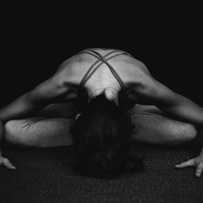 A woman practising yoga on a mat and finding the emotional balance that empowers her