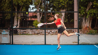 Mujer juega al pádel, el deporte de la actualidad