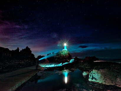 Una silueta se acerca a un faro en Jersey, Channel Islands