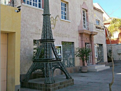 Miniatura de la Torre Eiffel ante la fachada principal de la sede de la Alianza Francesa en Torreón, Coahuila, México