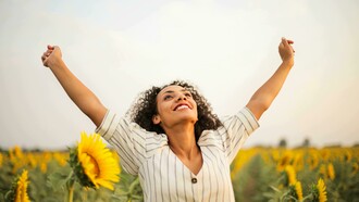 Mulher expressa sua felicidade na natureza