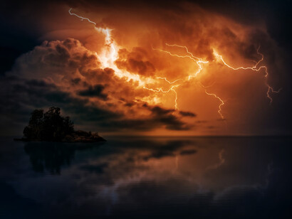 Rayos lejanos se aprecian entre las nubes
