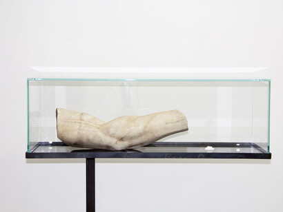 Christian Fogarolli, 2016, Lithos, 2016, white marble of Carrara, iron, lithium, glasses, 110 x 85 x 30 cm (Le monde du ticqueur, Paris) 


