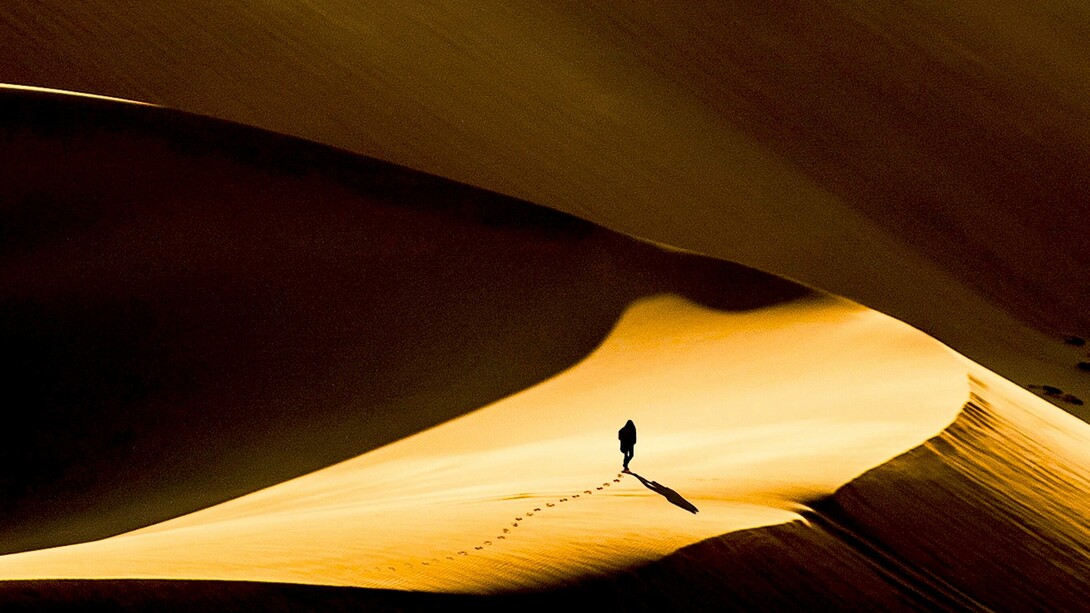 Un hombre solo atravesando el desierto