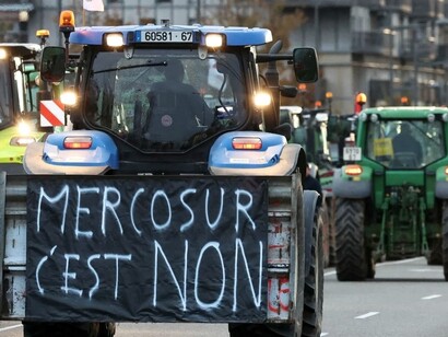 I manifestanti hanno denunciato la perdita di sovranità nazionale e l'impatto ambientale negativo derivante dagli accordi promossi dal blocco, sottolineando la necessità di un modello economico più equo e sostenibile