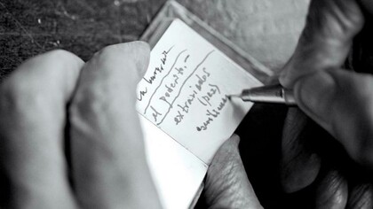 Galeano escribiendo en una de sus pequeñas libretas