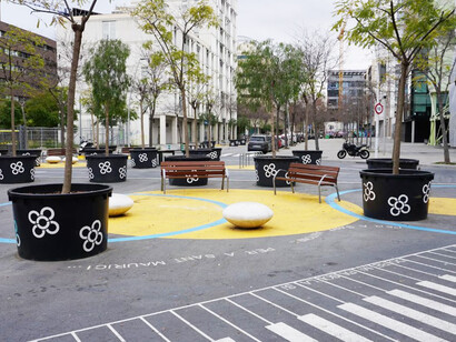 A group of benches arranged in the center of a park in Barcelona, Spain