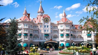 Um dos portais de entrada e hospedagem na Disneyland de Paris, França