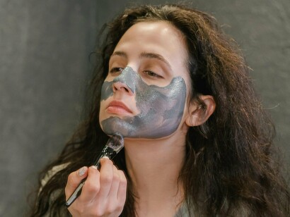 Mulher aplicando máscara de tratamento no rosto. A mulher que chega a essa fase, mesmo com as pressões externas, começa a entender que não precisa mais agradar a todos. As exigências da juventude – a beleza como padrão, a busca incessante por aceitação – vão se tornando cada vez mais secundárias. Ela começa a encontrar sua voz, sua própria narrativa, e percebe que não precisa mais se encaixar no molde que os outros impõem