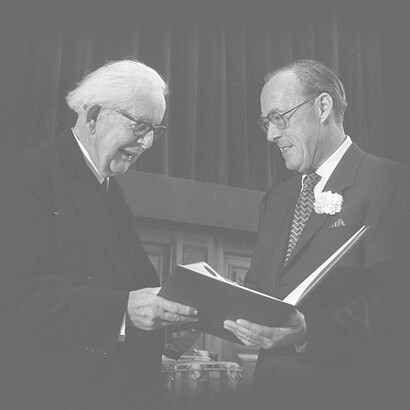 Jean Piaget (1896-1980), Begründer der Genetischen Epistemologie,  erhält den Erasmus Preis von Prinz Bernhard aus dem Niederlande in Amsterdam, Aufnahme: 1972