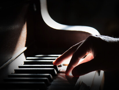 Hombre toca las teclas de un piano