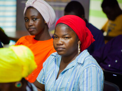 Las lenguas Gur/Mabia son un gran grupo de dialectos casi mutuamente inteligibles que se hablan en países de África occidental. Los más grandes de estos idiomas son Mòoré; hablado por más de 5 millones de personas en Burkina Faso, y el Dagbani, una lengua franca en la mitad norte de Ghana, hablada por unos 3 millones de personas, incluidos 2 millones de hablantes indígenas, Ghaba