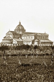Enrico van Lint, La Piazza dei Miracoli vista da fuori le mura, 1870 ca., Firenze, Italia, collezione privata. Con l’avvento del turismo, iniziato all’epoca del Grand Tour, il Campanile comincia a perdere la sua connotazione religiosa per trasformarsi semplicemente nell'attrazione turistica che incuriosisce per la sua strabiliante pendenza