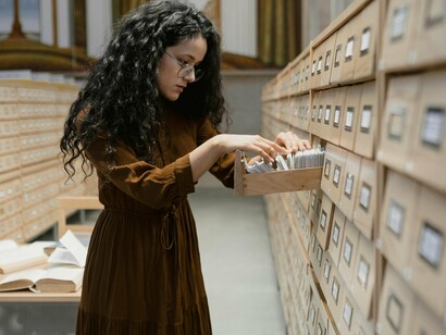 No capítulo II – “Observação histórica”, Bloch enfatiza que as fontes nunca falam por si mesmas; elas precisam ser interrogadas. Esse verbo não é escolhido ao acaso: ele traduz a atitude ativa e crítica do historiador diante dos testemunhos, sejam eles textos, objetos, monumentos, imagens ou práticas sociais. Muitos desses vestígios chegam de forma incompleta, fragmentada ou até deformada por mediações de época

