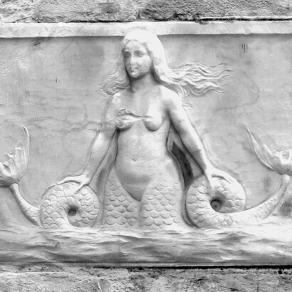 Palazzetto in via dei rossi, targa con sirena bicaudata, Siena, Italia