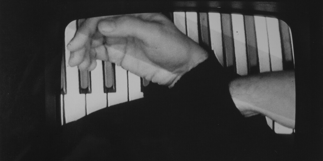 Gesti sul Piano, 1975, fotografia in bianco e nero, 12x17,4 cm. 