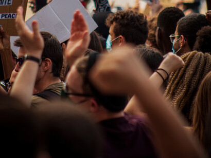 Qualche migliaio di persone o qualche decina di migliaia sarebbe in grado di condizionare tanto la crescita quanto lo sviluppo, a loro esclusivo vantaggio