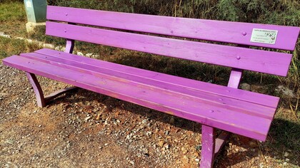 Panchina viola sul lungomare di Ardenza (Livorno, Italia) per la sensibilizzazione sulla fibromialgia