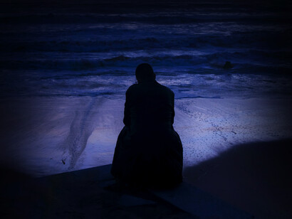 Hombre sentado en una roca mirando melancólicamente al mar . No había conocido una tristeza tan perdida, desteñida, errante como la que me presentaste al irte