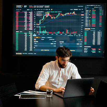 Homem trabalhando. O barato sai caro, quando negligenciado