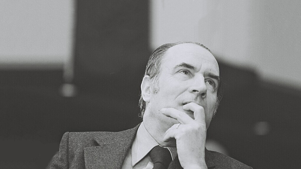François Mitterrand, Premier secrétaire du Parti socialiste, lors d’un congrès au Palais des Congrès à Bruxelles, le 6 février 1976. Photo de Jean-Louis Debaize